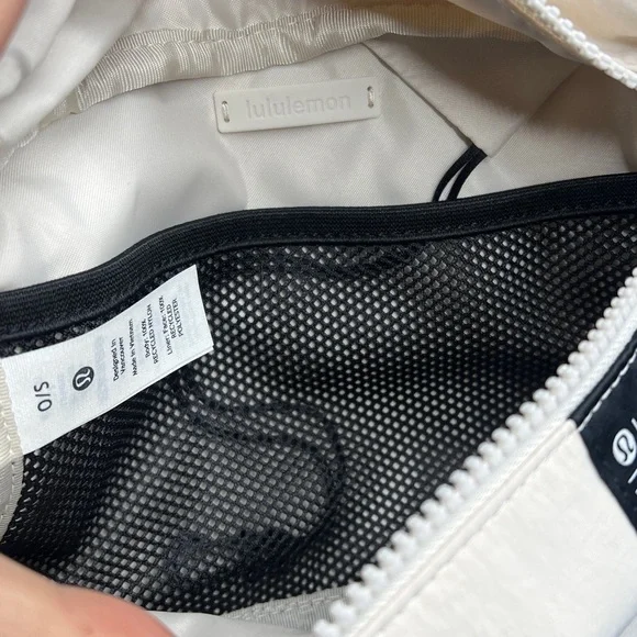 Lululemon Clean Lines Belt Bag White Opal with a 2L capacity - New with Tags - Picture 7 of 12